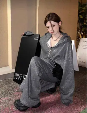 ViViDay [ 상하의 세트 ] 반짝이 후드 맨투맨 x 스웨트 팬츠