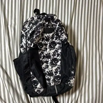 화이트 블랙 추상 패턴 백팩