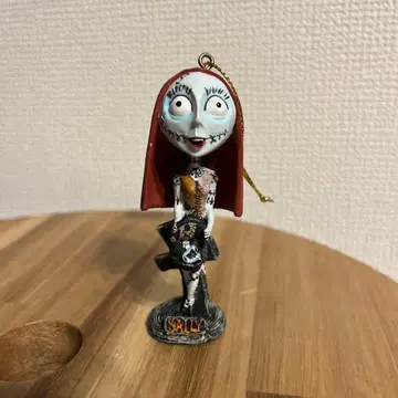 나이트메어 샐리 헤드 스너커 오너먼트 NECA