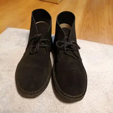 클락스 처카 부츠 블랙 스웨이드