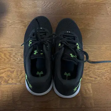 언더 아머 러닝화 블랙/그린 26cm