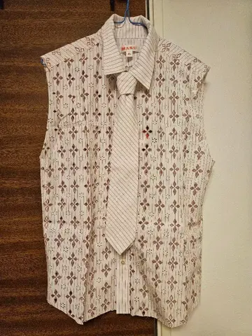 마스 다이아몬드 컷 슬리브리스 셔츠