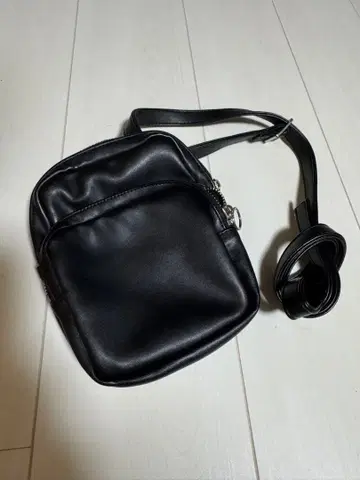 블랙 숄더백 합성 피혁