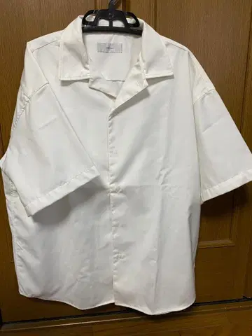 ADRER 화이트 반팔 셔츠