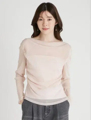 튤 드레이프 컷 상의 LPNK