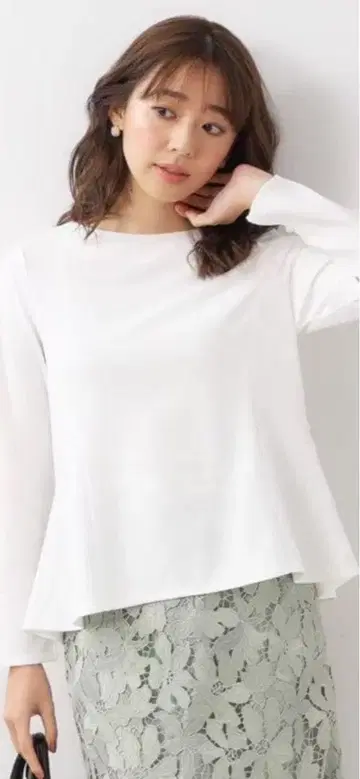 화이트 긴팔 상의 플레어 실루엣