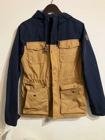 후드 부착 마운틴 파카 네이비와 탄