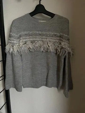 Lily Brown 프릴 달린 그레이 긴팔 니트