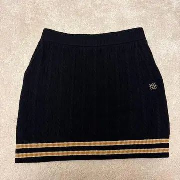 [세인트앤드류스] 케이블 니트 블랙 스커트 골드 스트라이프
