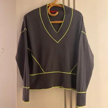 MAX&CO. 다크 그레이 V넥 스웨터