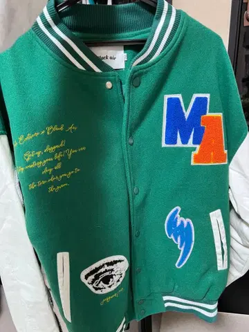 그린 컬러 바시티 자켓 자수