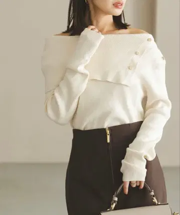 NOBLE 숄더 버튼 타이트 리브 니트