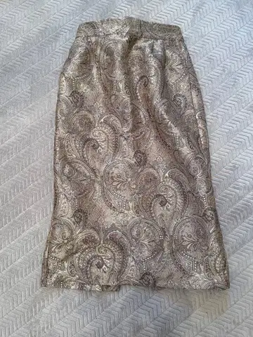 택 포함 새상품 페이즐리 무늬 타이트 스커트 광택 라메사 사용 반짝반짝