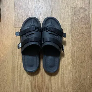 SUICOKE 샌들