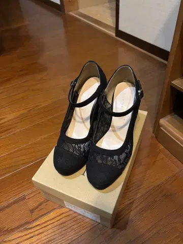 블랙 레이스 하이힐 펌프스