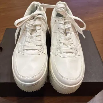 화이트 가죽 플랫폼 스니커즈 24cm