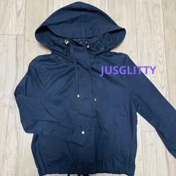 JUSGLITTY 네이비 마운틴 파카 후드 부착