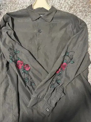 HARE 오픈 카라 레이온 셔츠 [ 장미 자수 ]