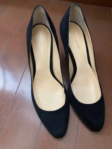 유나이티드 애로우즈 갑피 얕은 펌프스 38 스웨이드 블랙