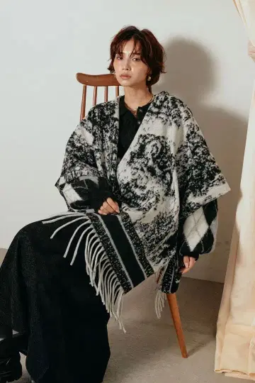 밑단 프린지 자카드 무늬 판초 아우터 대형 숄 겉옷 블랙 ESICA