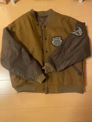 CLAUDE CROSS 브라운 바시티 자켓