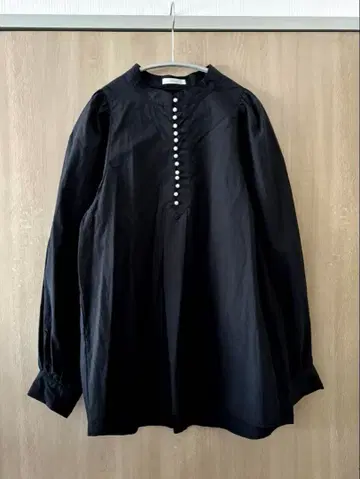 Te chichi 펄 버튼 스탠드 카라 블라우스