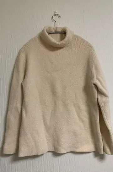 GALERIE VIE 아이보리 터틀넥 스웨터