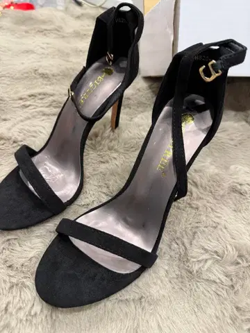블랙 스웨이드풍 스트랩 힐 샌들 235mm