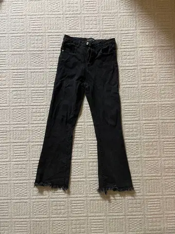 블랙 부츠컷 데님 프린지 마감