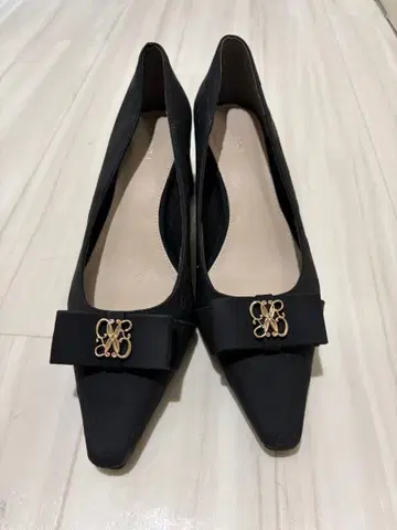 [새상품급] RANDA 모노그램 부품 리본 핏 펌프스 블랙 25.5