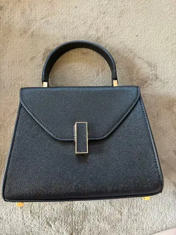 블랙 핸드백 골드 금장 장식