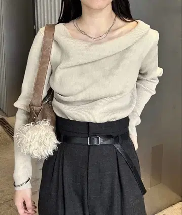 mystic 오프숄더 리브 니트 베이지