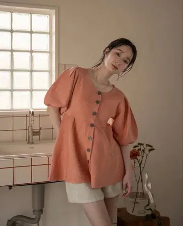 버튼 달린 퍼프 슬리브 니트