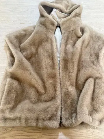 후드 부착 베이지 퍼 베스트