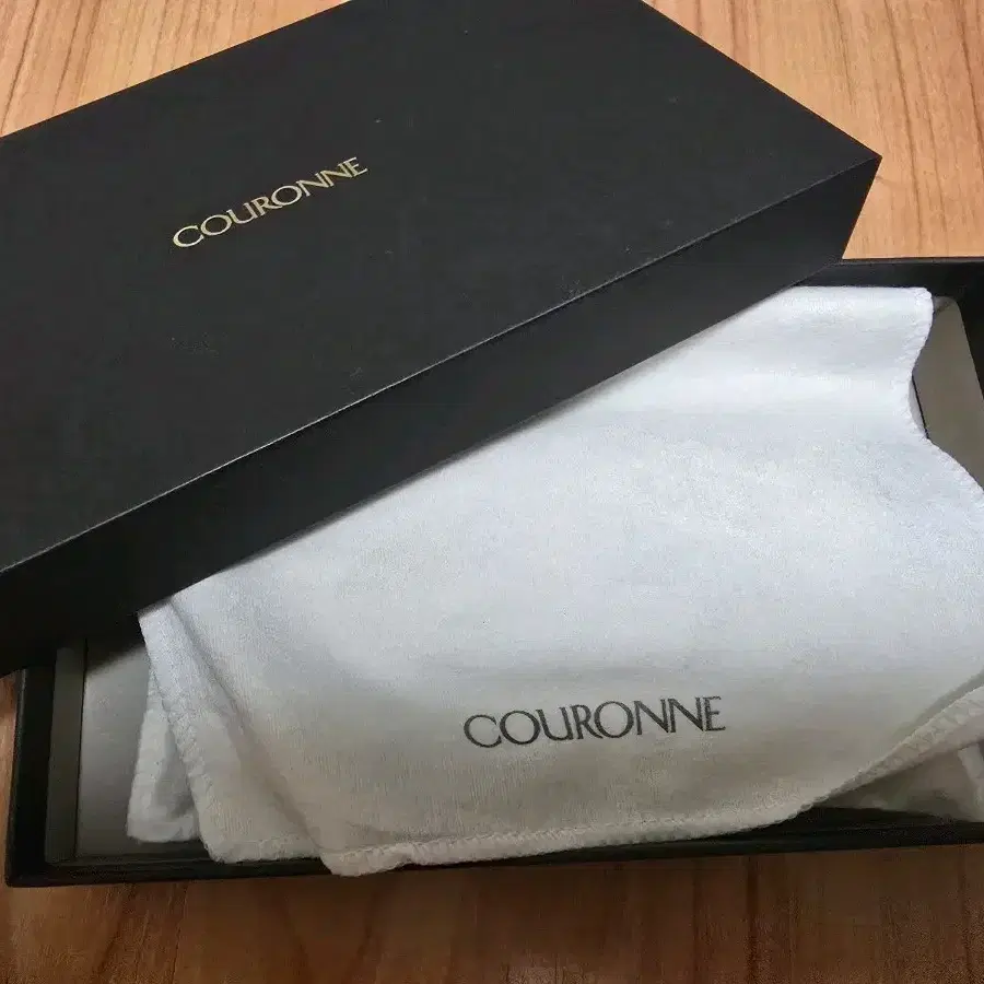 COURONNE | 쿠론 Couronne Vahn wallet on Bunjang Global Site.