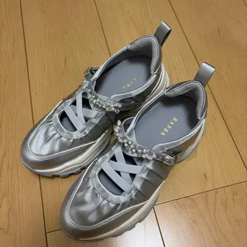 새상품 미사용 RANDA 실버 새틴 스니커즈 사이즈 S