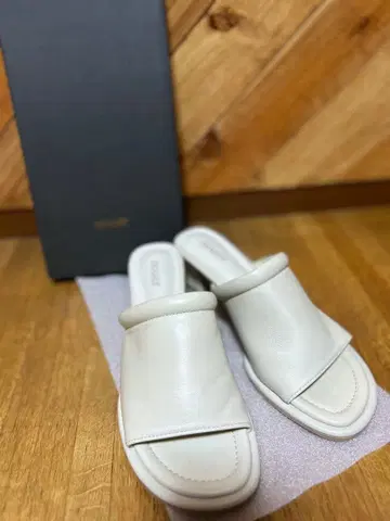 nouer 가죽 뮬 화이트