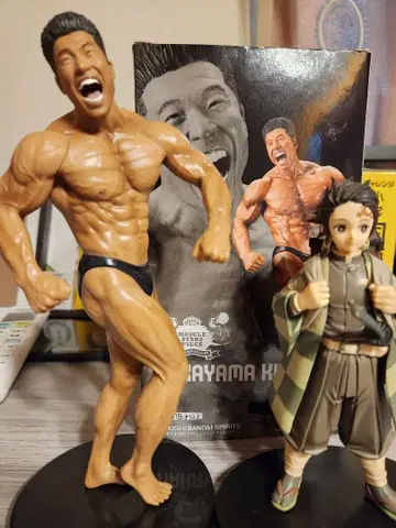 근육질 남성과 소년 피규어 2체 세트