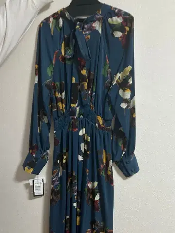 파란색 꽃무늬 보타이 원피스