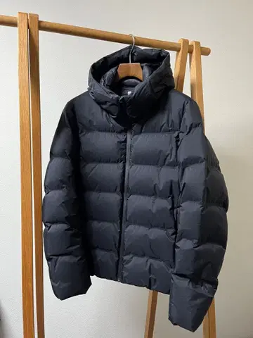 유니클로 심리스 다운 후드티 M 블랙