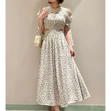 SNIDEL 스위칭 데콜테 오픈 원피스