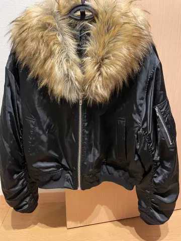 퍼 달린 블랙 MA-1 자켓