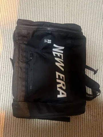 NEW ERA 블랙 백팩