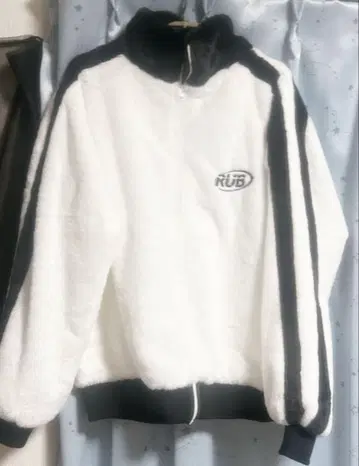 화이트 퍼 자켓 블랙 스트라이프