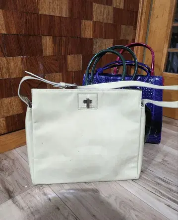 아이보리 베이지 숄더백 외부 포켓 부착