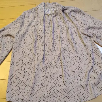 새상품급 도트 무늬 긴팔 블라우스