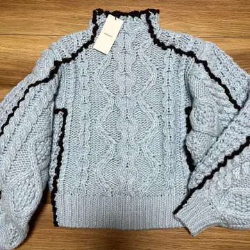 케이블 짜임 하이넥 스웨터 (라이트 블루)