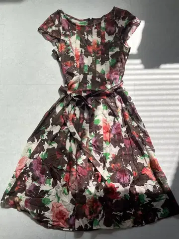 꽃무늬 슬리브리스 무릎 기장 원피스