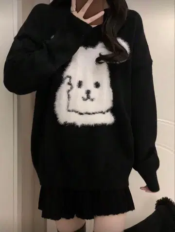 토끼 자수 블랙 니트 스웨터