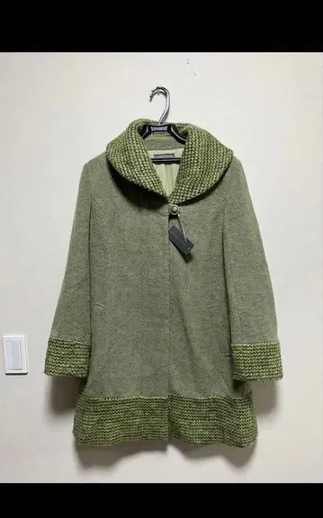 로라 애슐리의 트위드 사용이 돋보이는 사랑스러운 코트